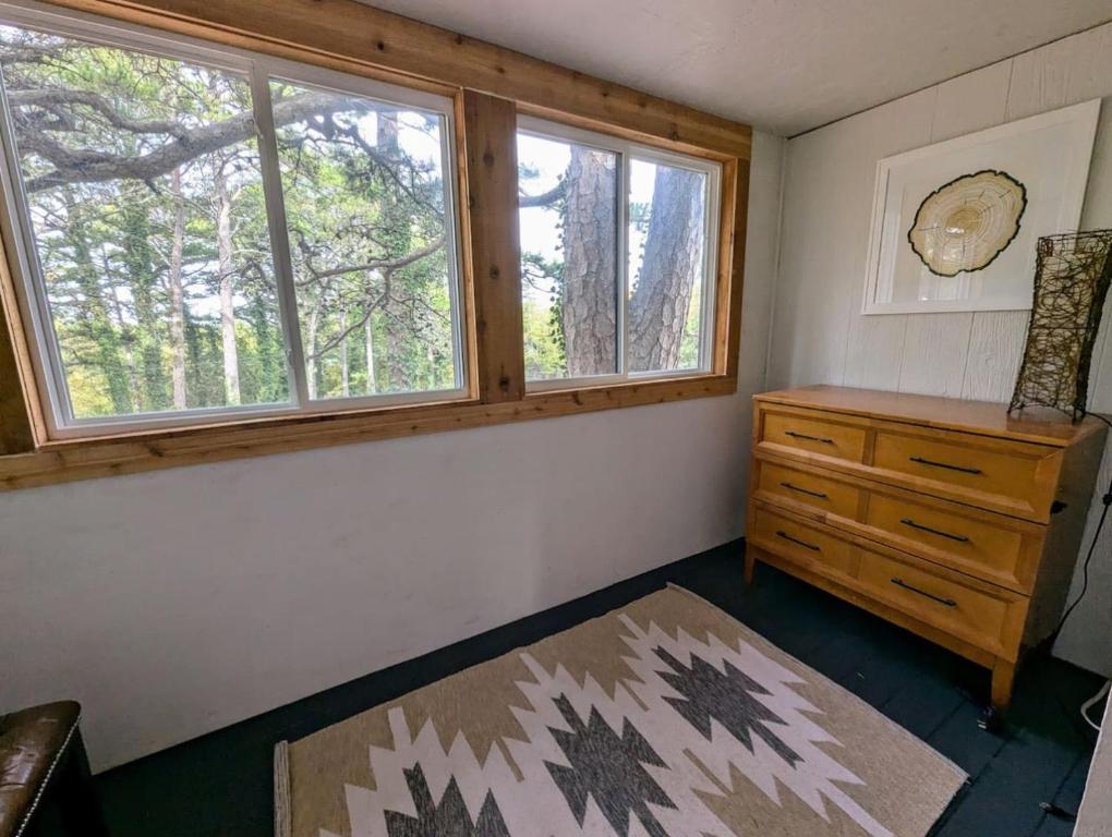 Pine Lodge w King TT Beds Hot Tub Deck Grill - Image 6