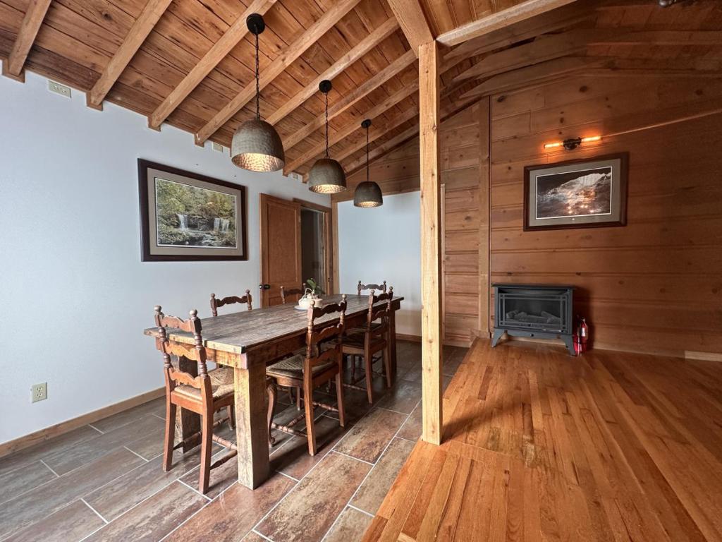 Pine Lodge w King TT Beds Hot Tub Deck Grill - Image 4