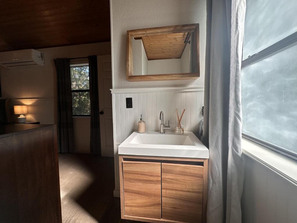 Pine Lodge w King TT Beds Hot Tub Deck Grill - Image 8