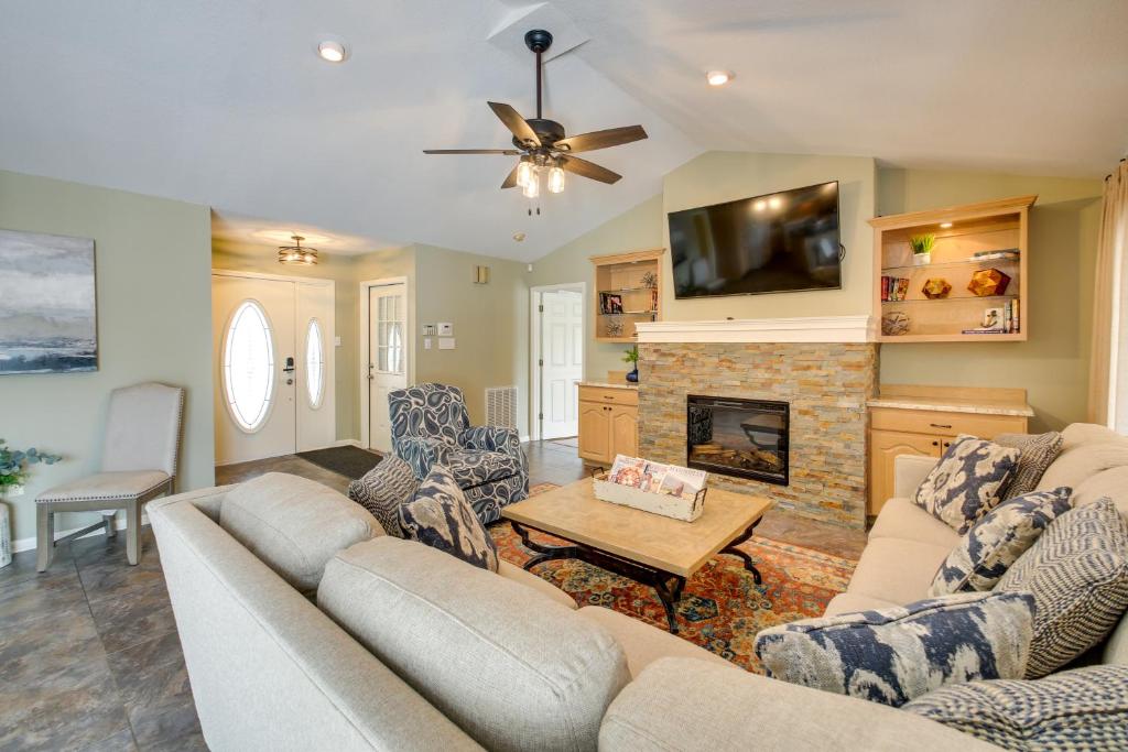 Stunning Lake Hamilton Getaway with Hot Tub! - Image 6