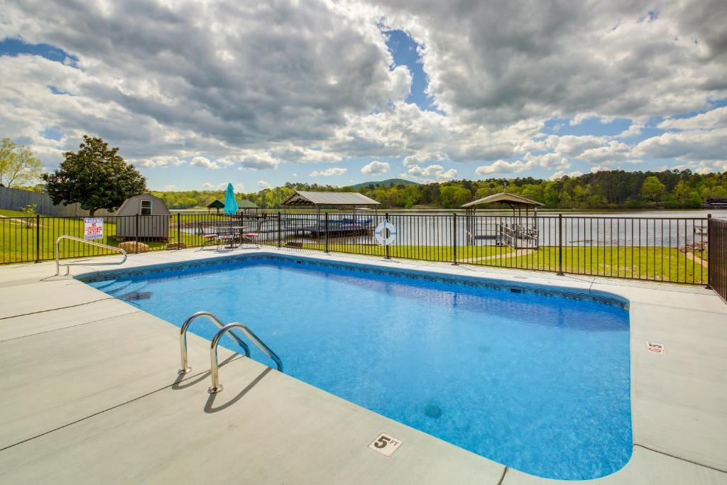 Stunning Lake Hamilton Getaway with Hot Tub! - Image 4