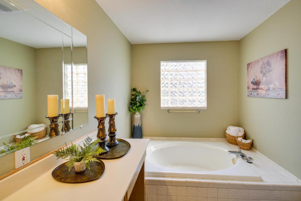 Stunning Lake Hamilton Getaway with Hot Tub!