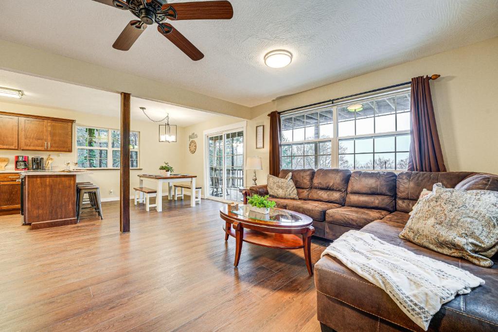 Lakeside Blue Eye Escape with Game Room and Hot Tub! - Image 4