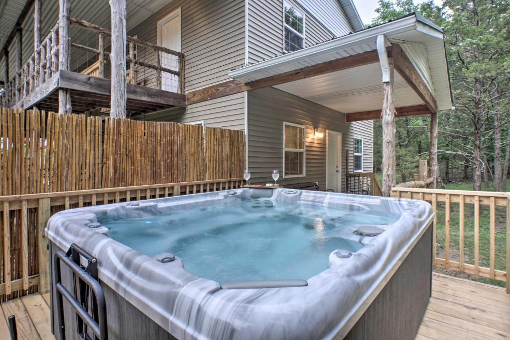 Hot Tub (Jacuzzi) - Photo 2