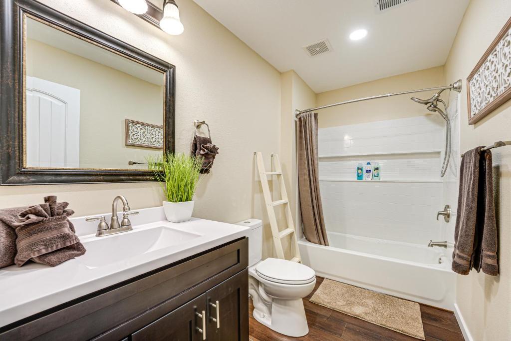 Lakeside Blue Eye Escape with Game Room and Hot Tub! - Image 8