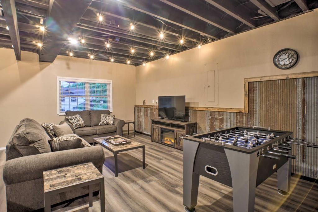 Lakeside Blue Eye Escape with Game Room and Hot Tub! - Image 5