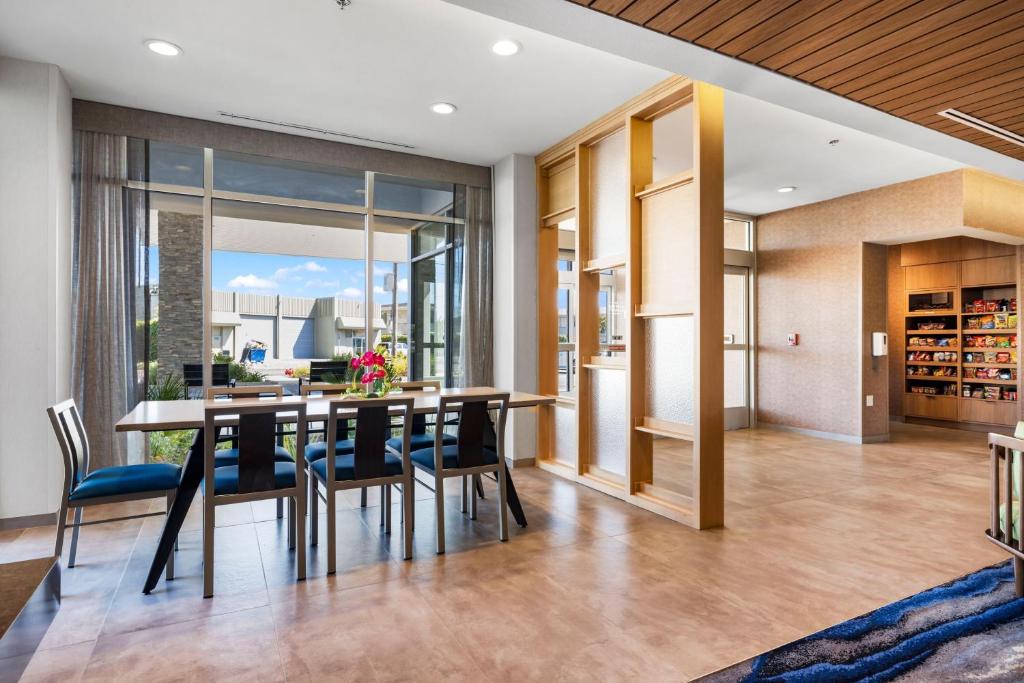 Fairfield by Marriott Inn & Suites San Francisco Airport Oyster Point Area - Image 4