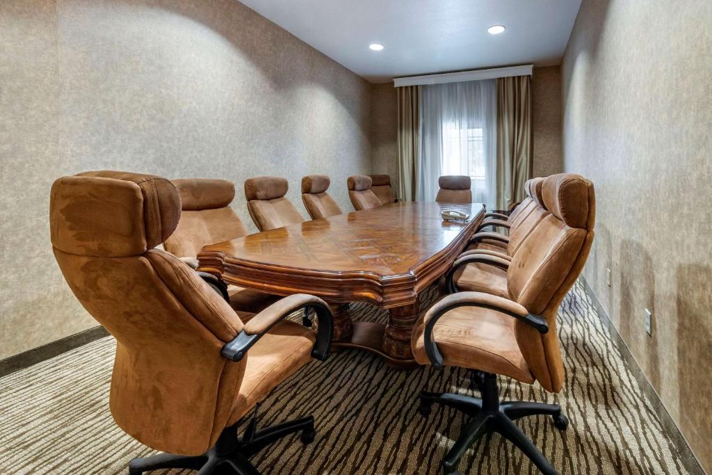 Citrus Suites Redlands Loma Linda Hotel - Image 8