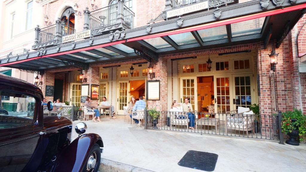 Ledson Hotel & Zina Lounge - Image 4