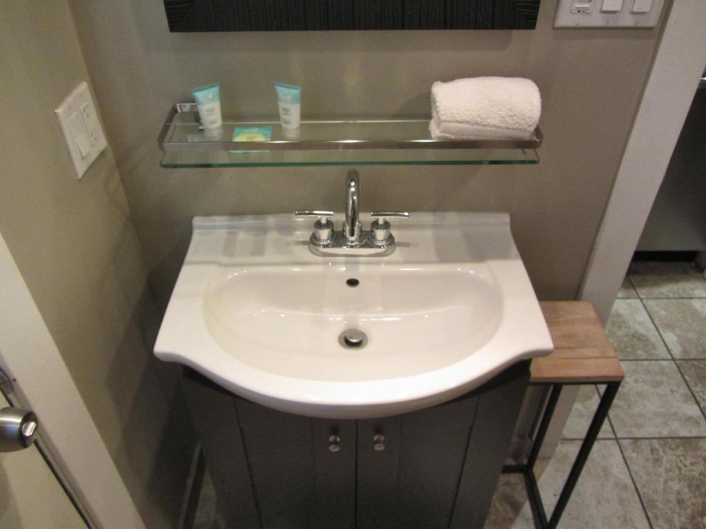 Gondola Lodge & Tahoe Beach Club - Image 7