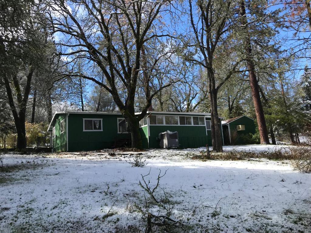 Green Cabin in Midpines