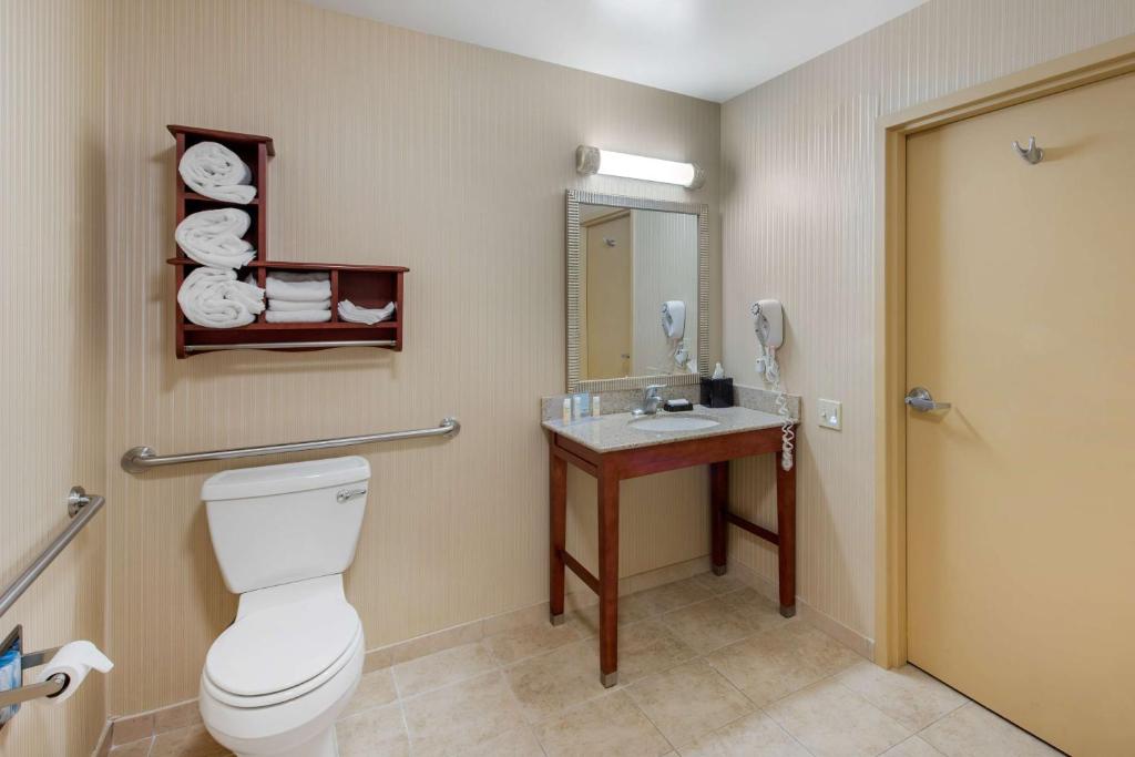 Hampton Inn & Suites Arcata - Image 8