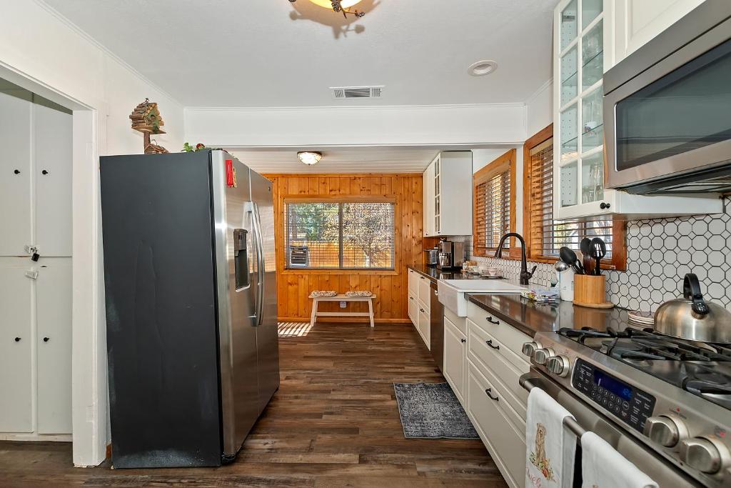 NEW- Red Robin W hot tub - Image 4