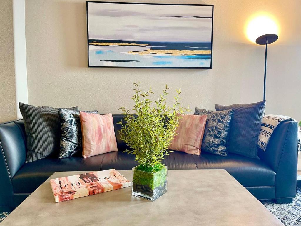 1 Bedroom XL Condo with King bed, Garden View, Parking Included - Image 5