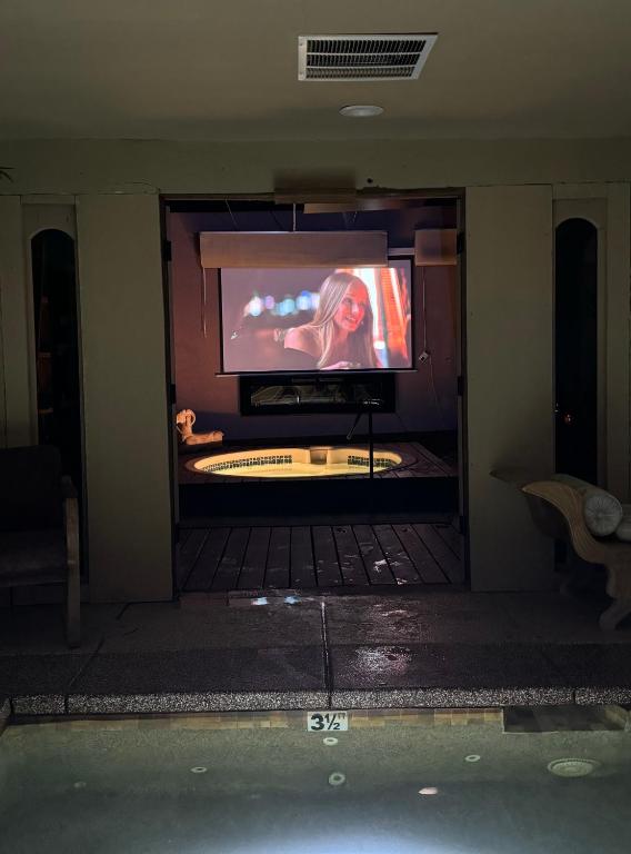 Hot Tub (Jacuzzi) - Photo 2