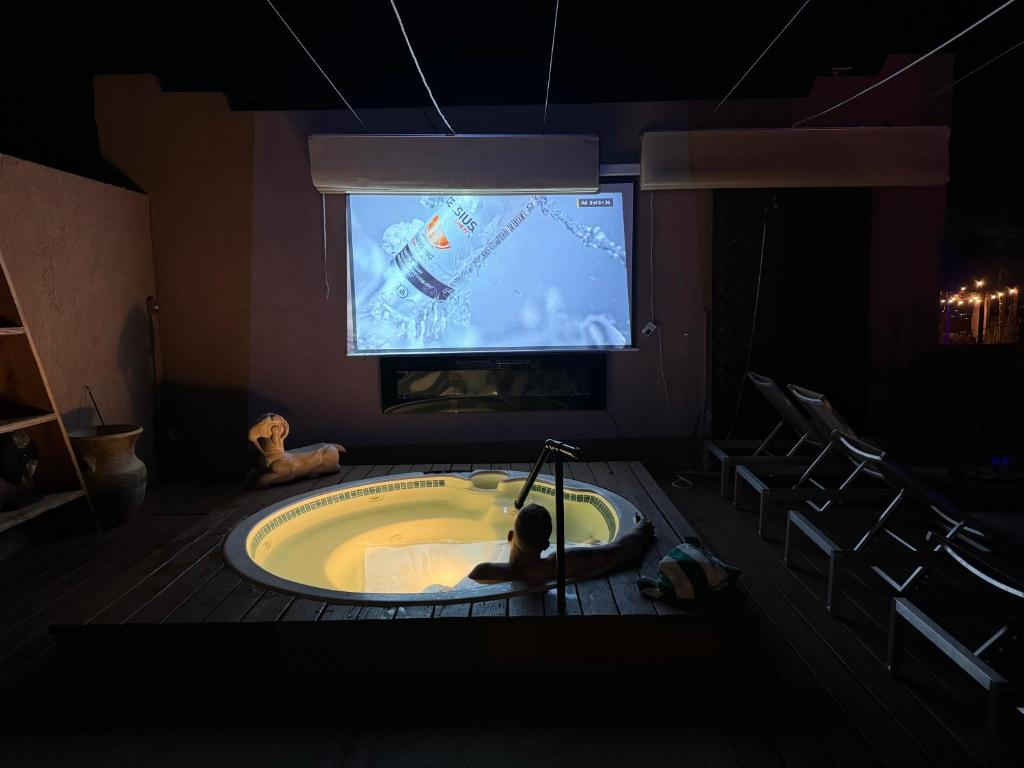 Hot Tub (Jacuzzi) - Photo 7