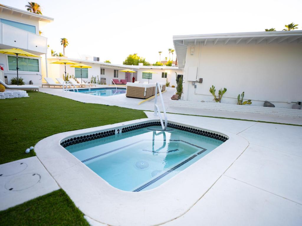 Hot Tub (Jacuzzi) - Photo 2