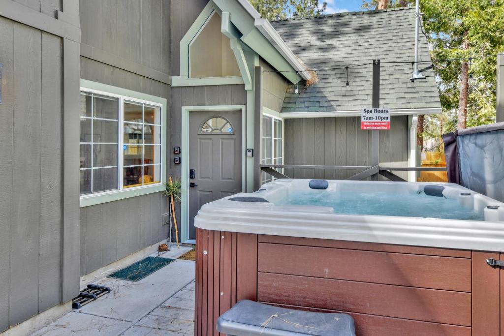 Hot Tub (Jacuzzi) - Photo 2