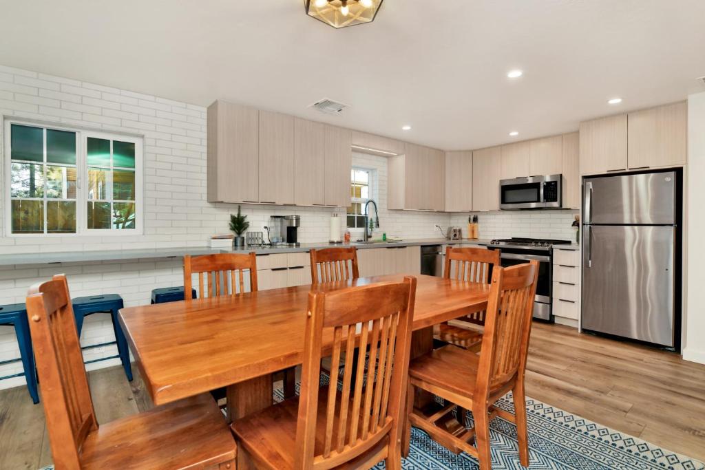 Green Canoe Cabin- Hot Tub- Smart TVs- BBQ- Relaxing Central Moonridge Chalet - Image 4