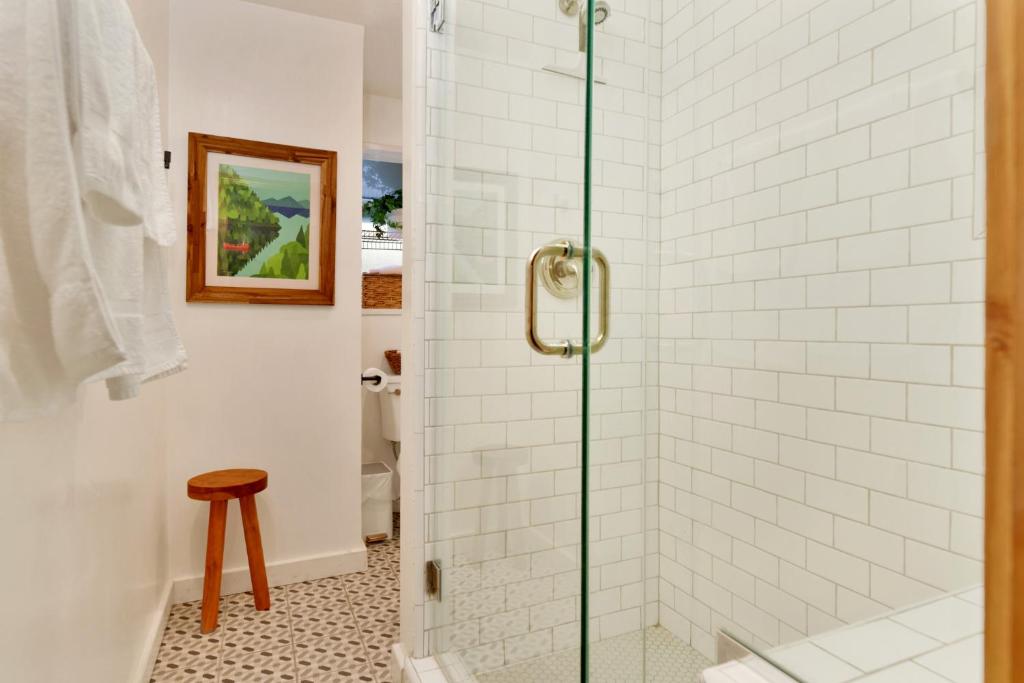 Green Canoe Cabin- Hot Tub- Smart TVs- BBQ- Relaxing Central Moonridge Chalet - Image 8