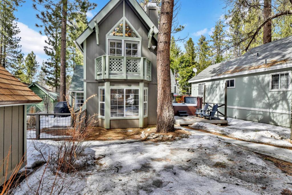 Green Canoe Cabin- Hot Tub- Smart TVs- BBQ- Relaxing Central Moonridge Chalet