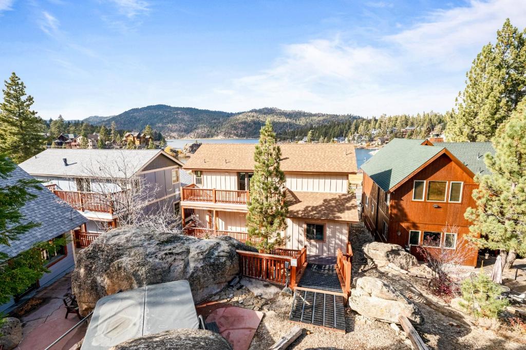 Boulder Bay Chalet Lakefront - Elegantly decorated with Hot Tub and Game Room!