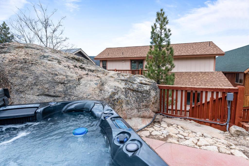 Boulder Bay Chalet Lakefront - Elegantly decorated with Hot Tub and Game Room!