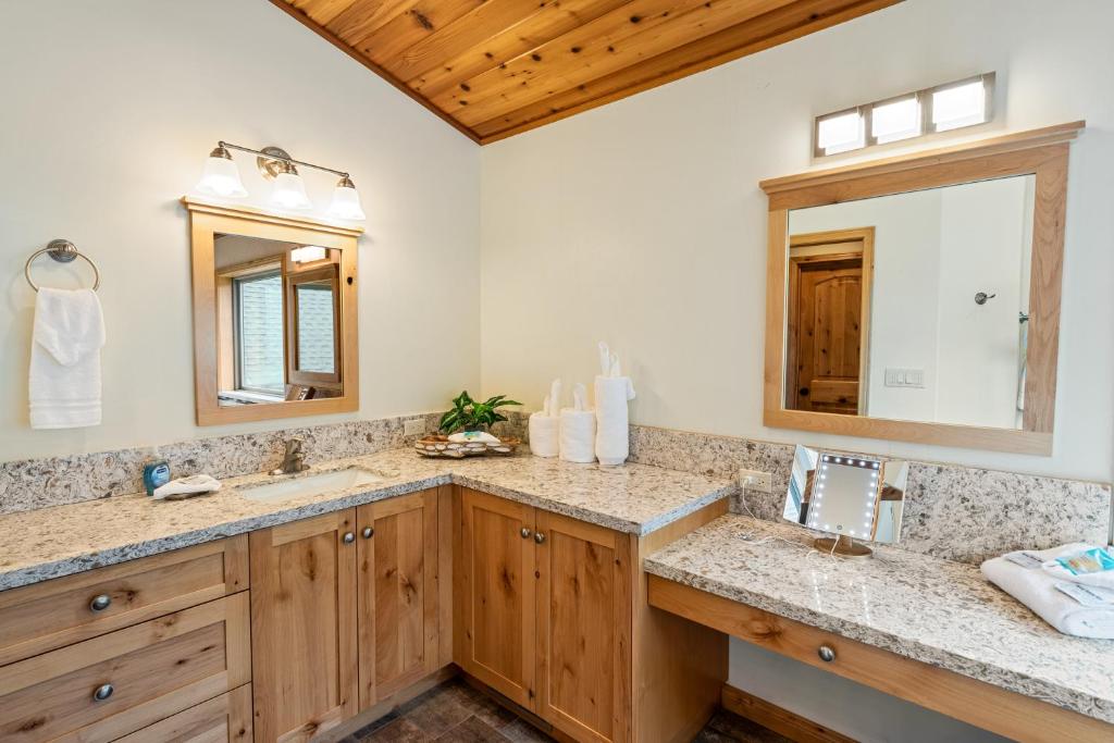 Boulder Bay Chalet Lakefront - Elegantly decorated with Hot Tub and Game Room! - Image 8