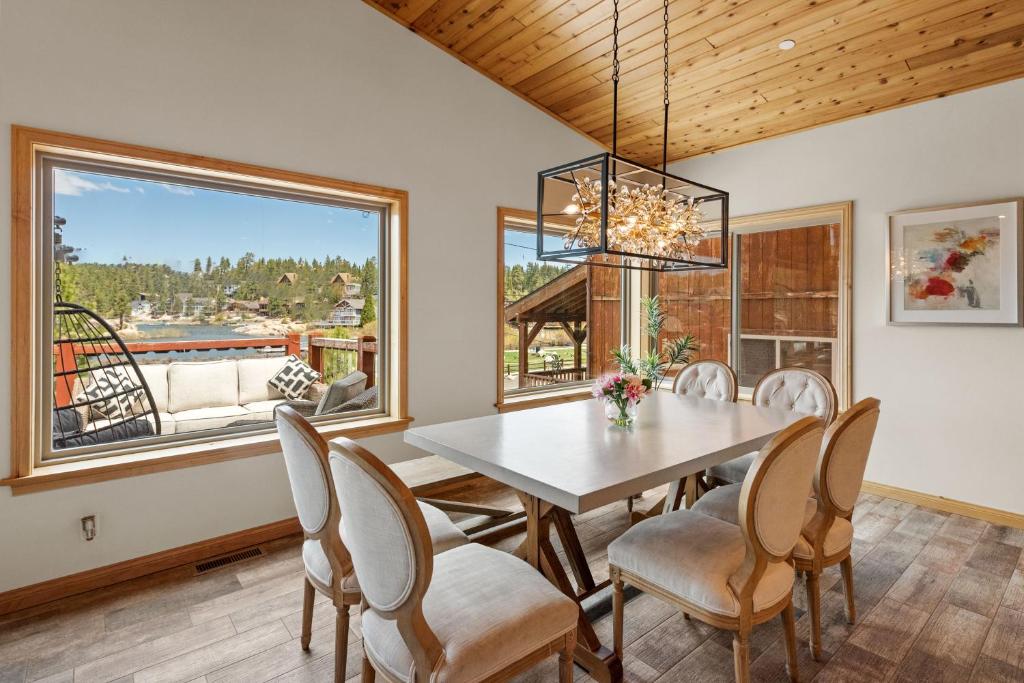 Boulder Bay Chalet Lakefront - Elegantly decorated with Hot Tub and Game Room! - Image 4