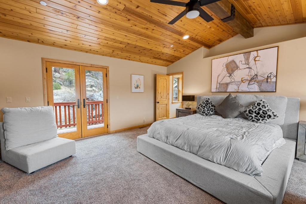 Boulder Bay Chalet Lakefront - Elegantly decorated with Hot Tub and Game Room! - Image 7