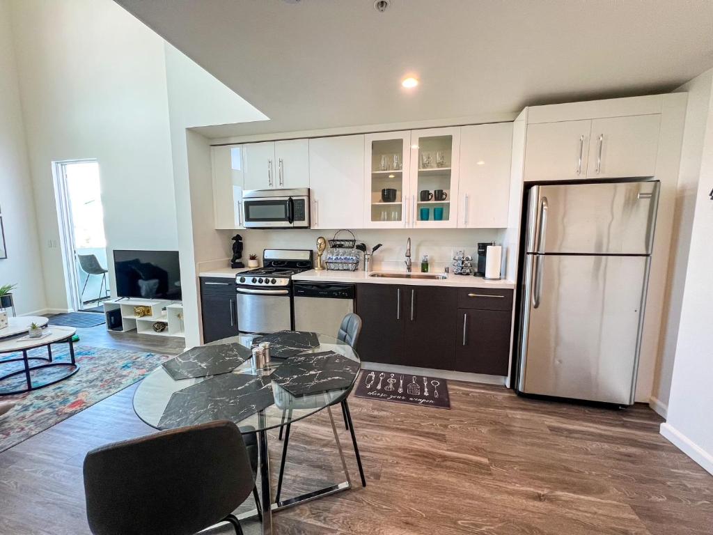 Downtown Los Angeles Skyline balcony view Modern Penthouse - Image 5