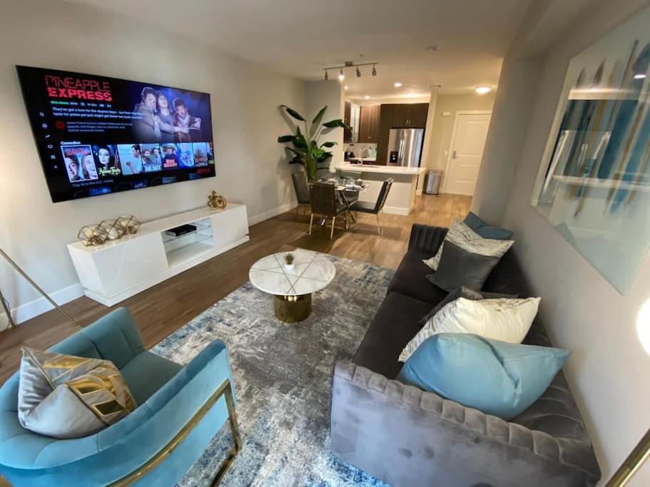 Lux One Bedroom Condo with Garden View - Image 4