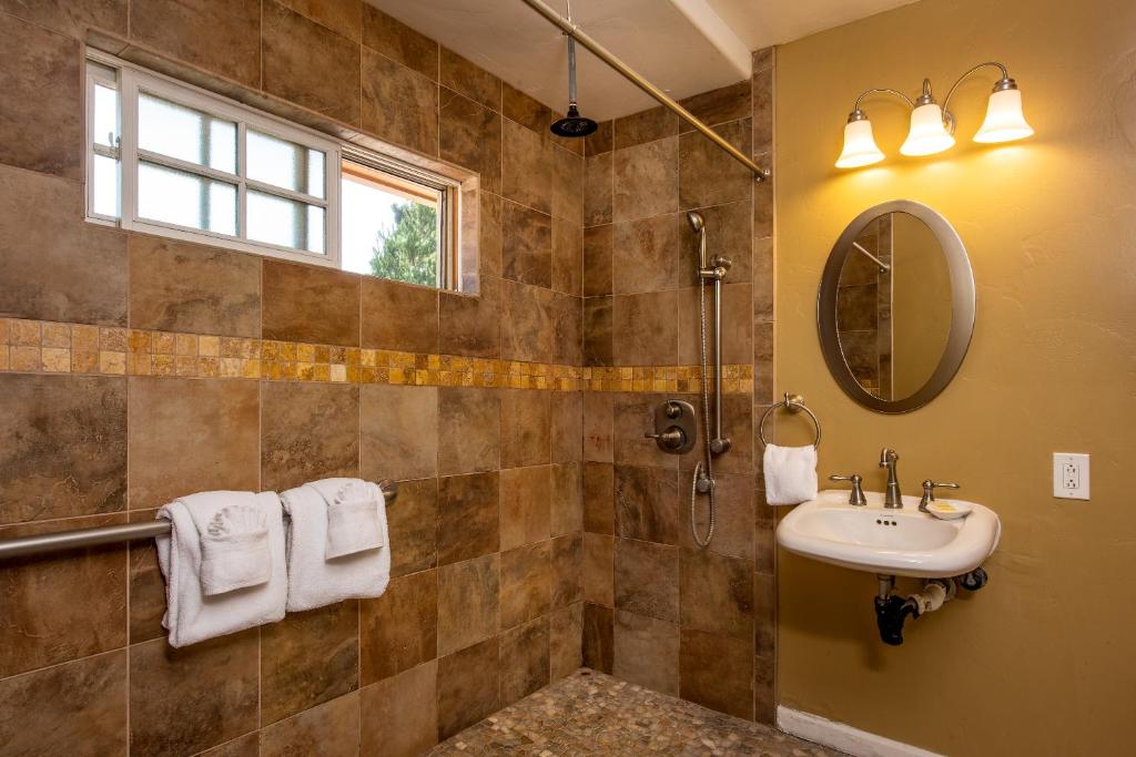 Sunset Inn Pacific Grove - Image 8