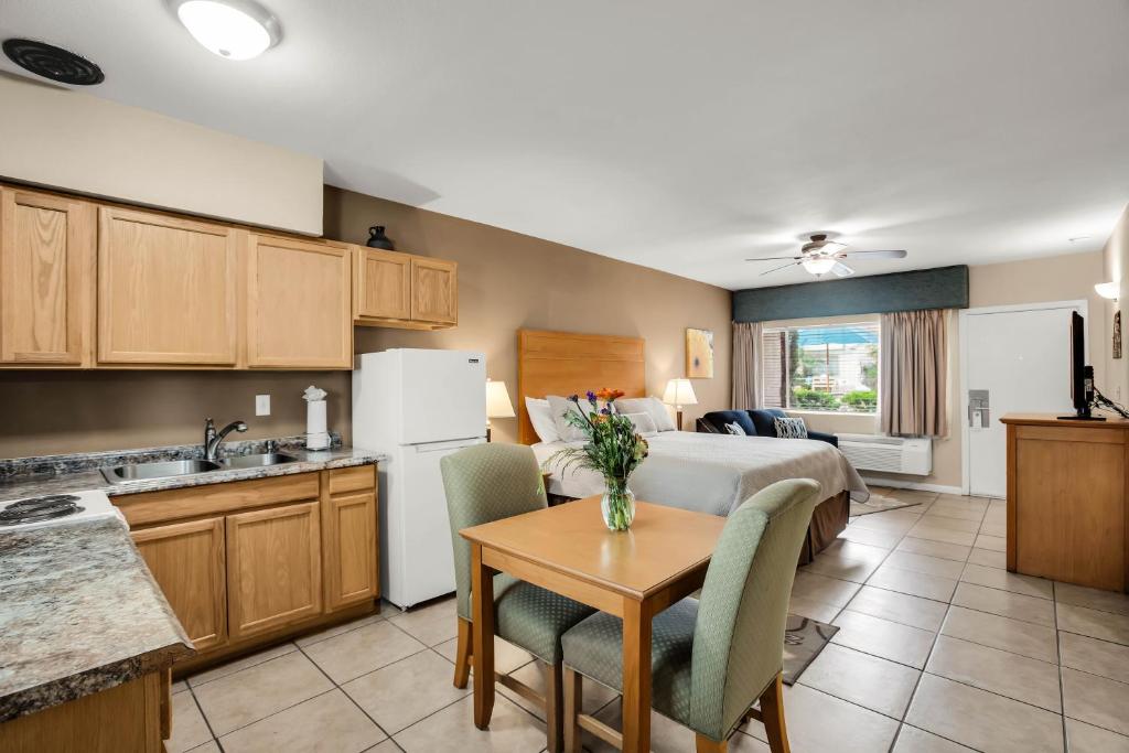 The Inn at Deep Canyon - Image 5