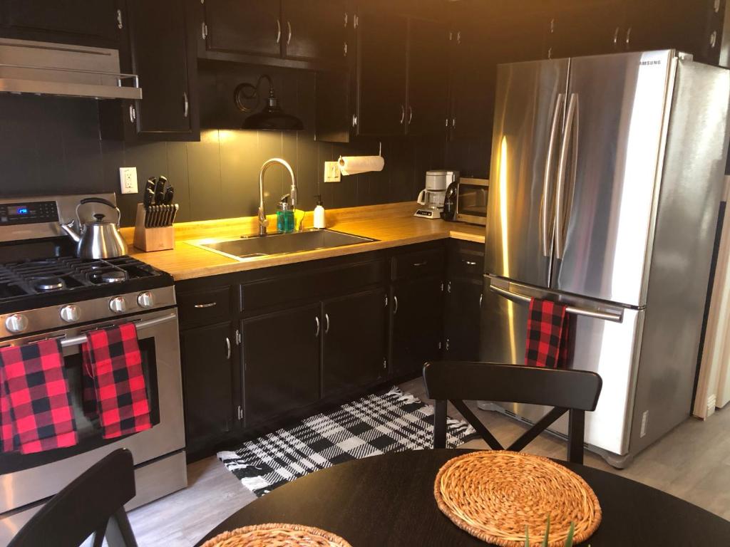 Maison Solange-Red Barn Farmhouse Style- Moonridge - Image 4