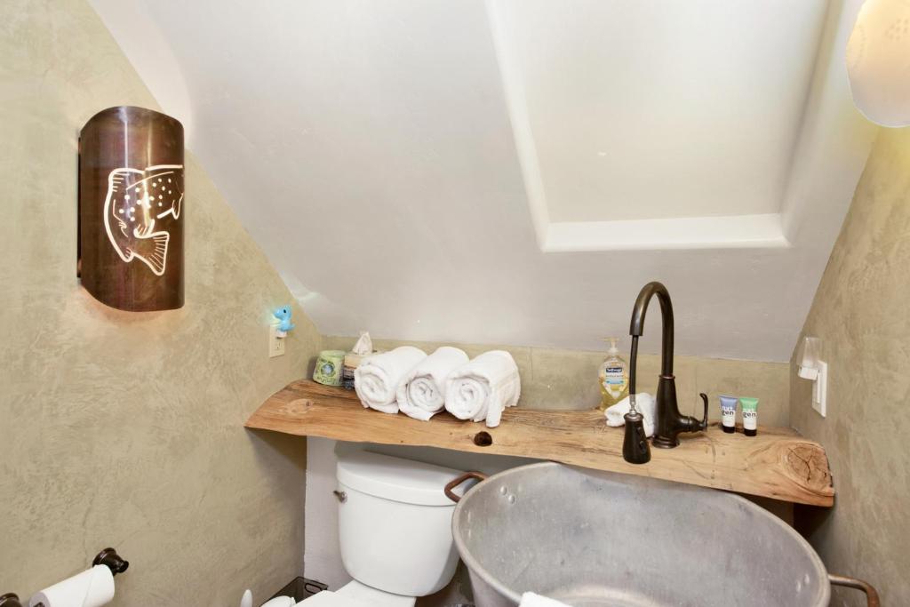 Maltby Modern Log Cabin Relaxing Chalet Retreat - Image 8