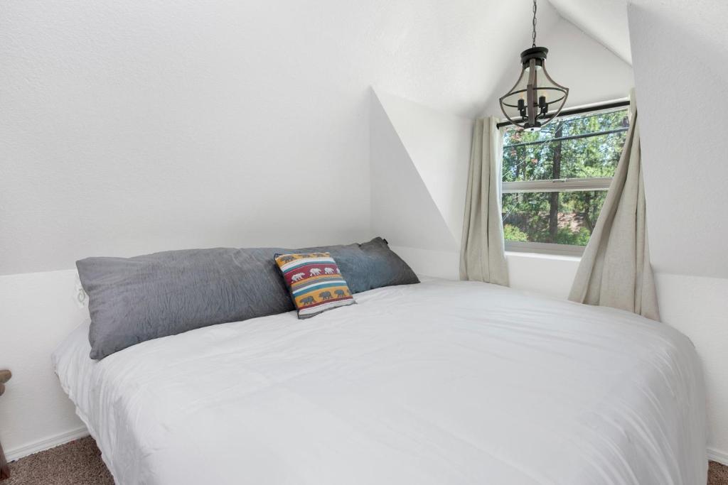 Maltby Modern Log Cabin Relaxing Chalet Retreat - Image 7