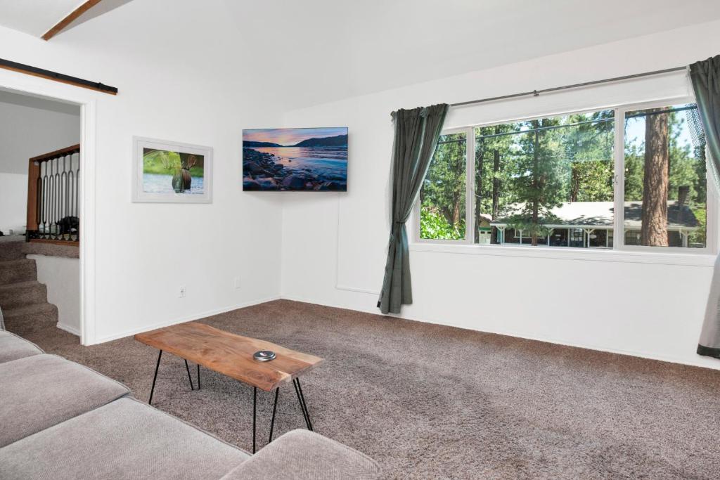 Maltby Modern Log Cabin Relaxing Chalet Retreat - Image 5