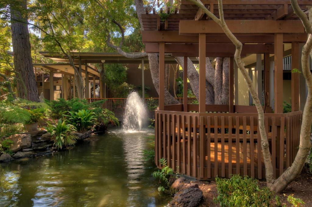 Dinah's Garden Hotel - Image 7