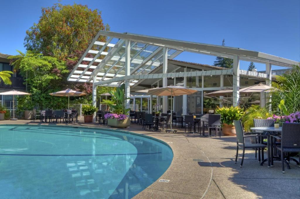 Dinah's Garden Hotel - Image 4