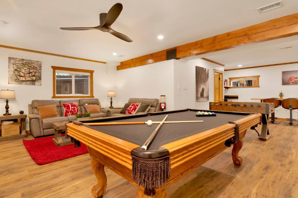 Elmwood Place- Hot Tub- Packed Game Room