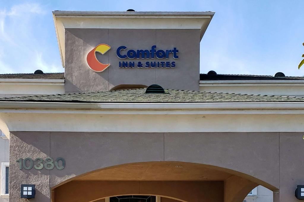 Comfort Inn & Suites Galt - Lodi North - Image 8
