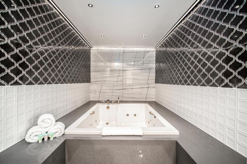 Hot Tub (Jacuzzi) - Photo 5