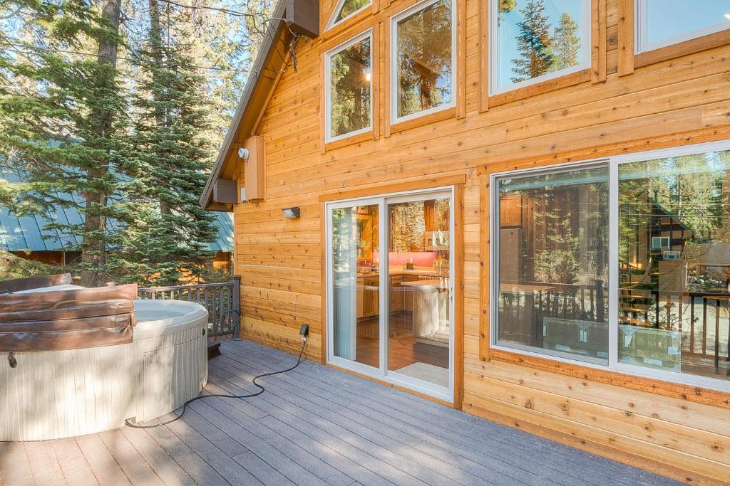 Hot Tub (Jacuzzi) - Photo 3