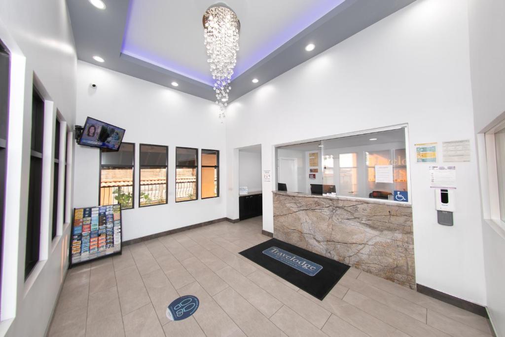 Travelodge Inn & Suites by Wyndham West Covina - Image 4