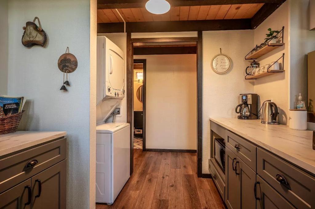 Woodland Chalet Retreat with Hot Tub - Image 8