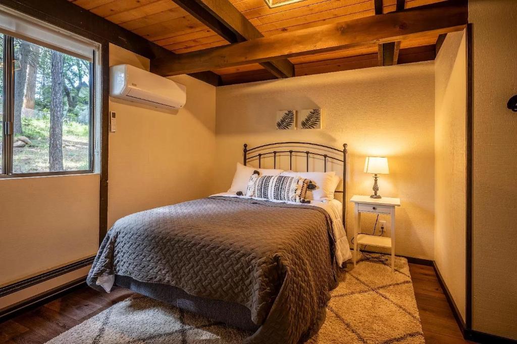 Woodland Chalet Retreat with Hot Tub - Image 7