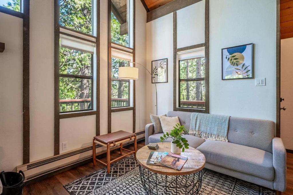 Woodland Chalet Retreat with Hot Tub - Image 6