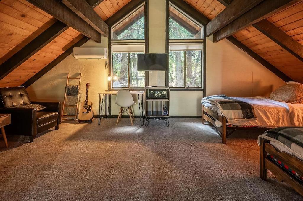 Woodland Chalet Retreat with Hot Tub - Image 5