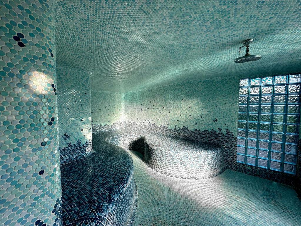 Hot Tub (Jacuzzi) - Photo 3